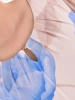 Zwiewna sukienka midi w błękitne kwiaty z tiulową mgiełką – komfortowy fason na wesele i letnie przyjęcia 40111