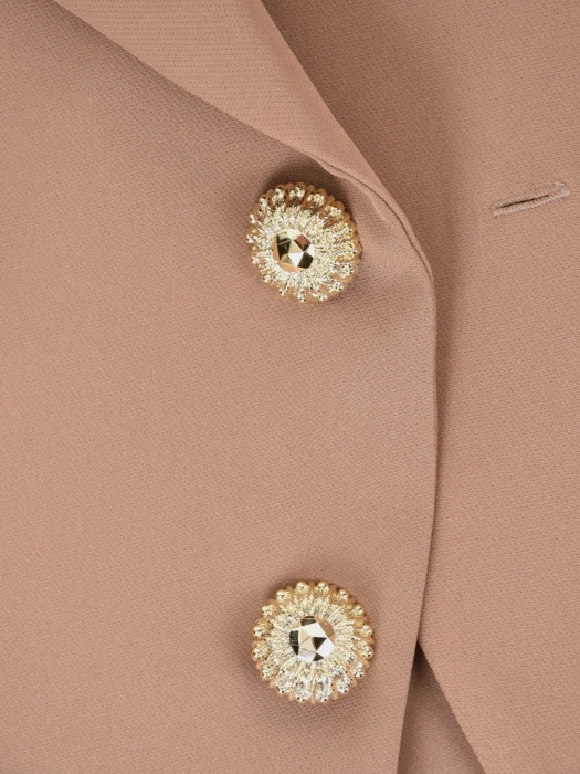 Elegancki garnitur damski na wesele cappuccino – prosty fason ze spodniami i paskiem 41906