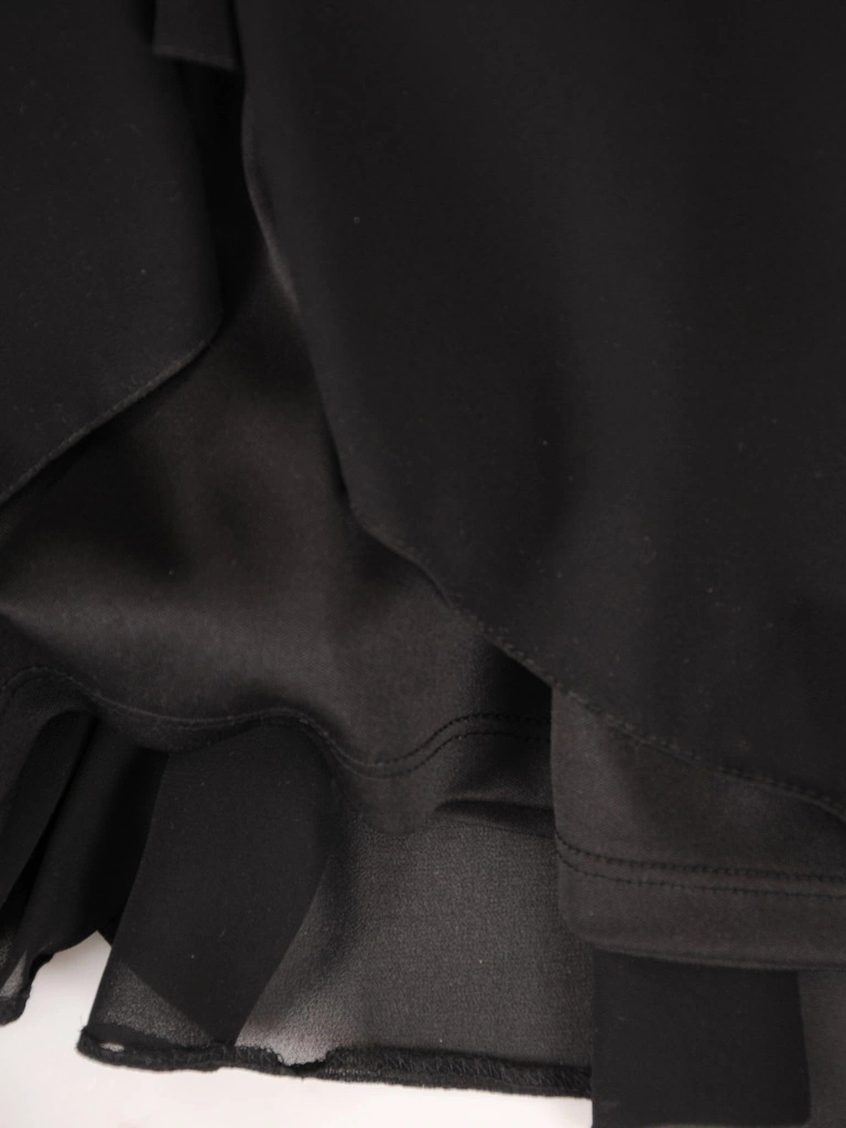 Elegancka czarno-bordowa sukienka wieczorowa maxi – rozkloszowany krój z efektowną narzutką 36483