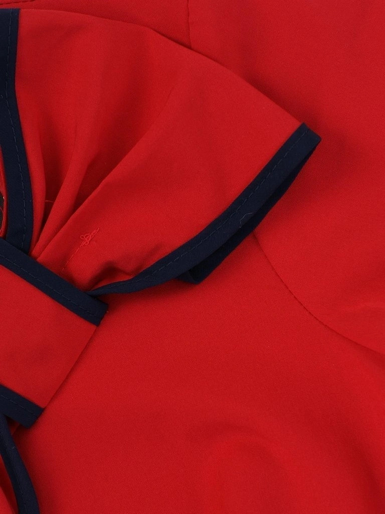 Elegancka czerwona sukienka o prostym fasonie – wysmuklający krój z ozdobną kokardą 10722