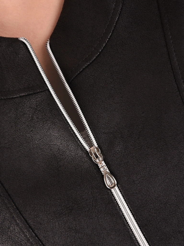 Elegancki czarny żakiet damski do sukienki – prosty fason z modnymi srebrnymi zamkami 21435