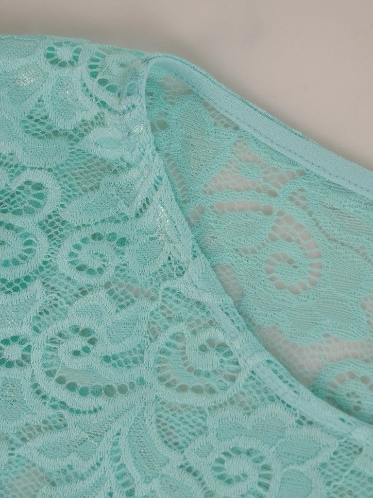 Kostium damski na wesele z prostą sukienką midi – elegancki pastelowy duet z koronką 20449