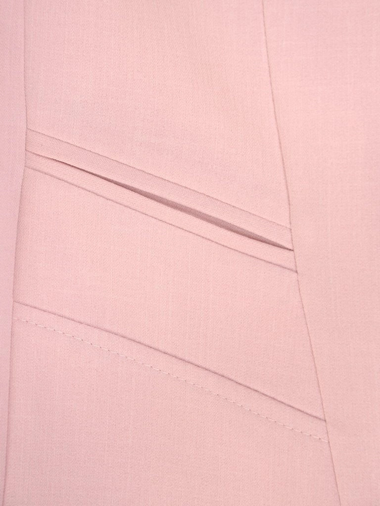 Elegancki garnitur damski na wesele pudrowy róż – prosty krój z wyszczuplającymi zaszewkami 29723