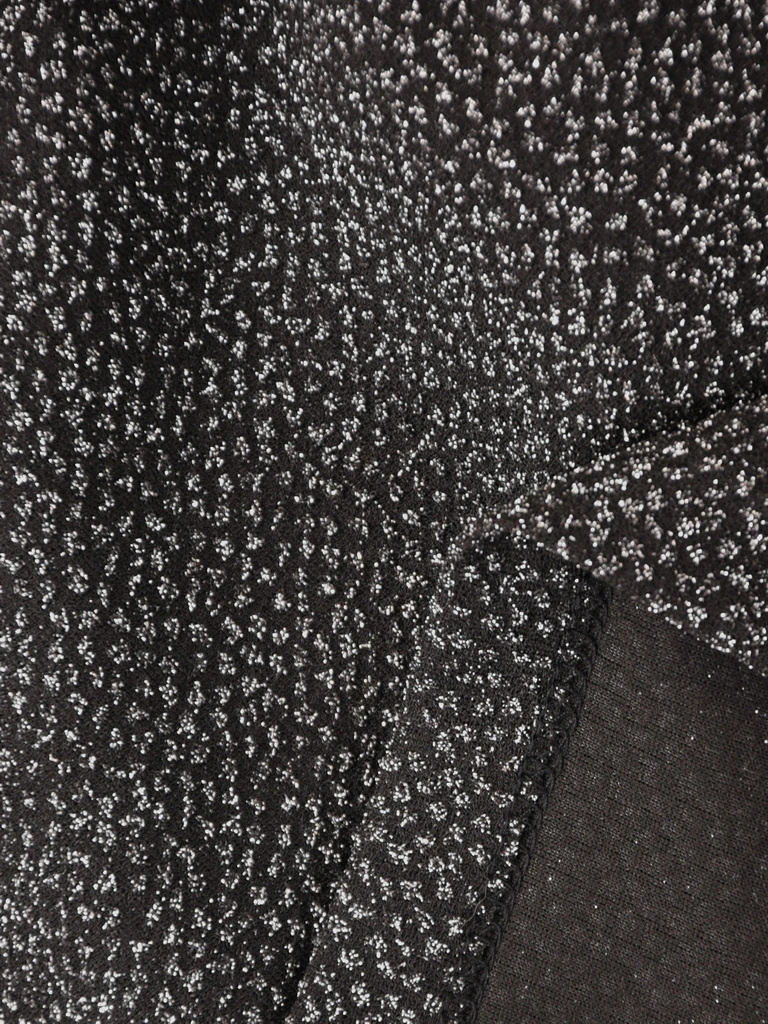 Czarna sukienka wieczorowa na andrzejki i sylwestra – prosty fason ze srebrną nitką wysmuklający sylwetkę 40834