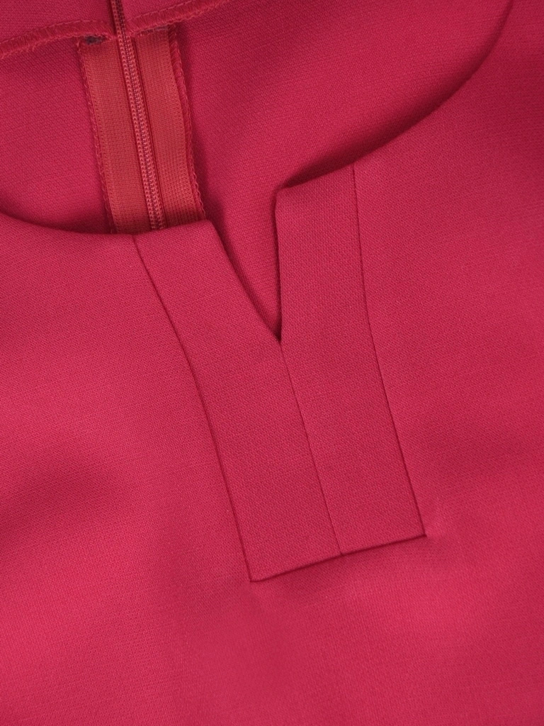 Elegancka malinowa sukienka midi o prostym kroju – modelujące pionowe przeszycia i rękaw 3/4 24931