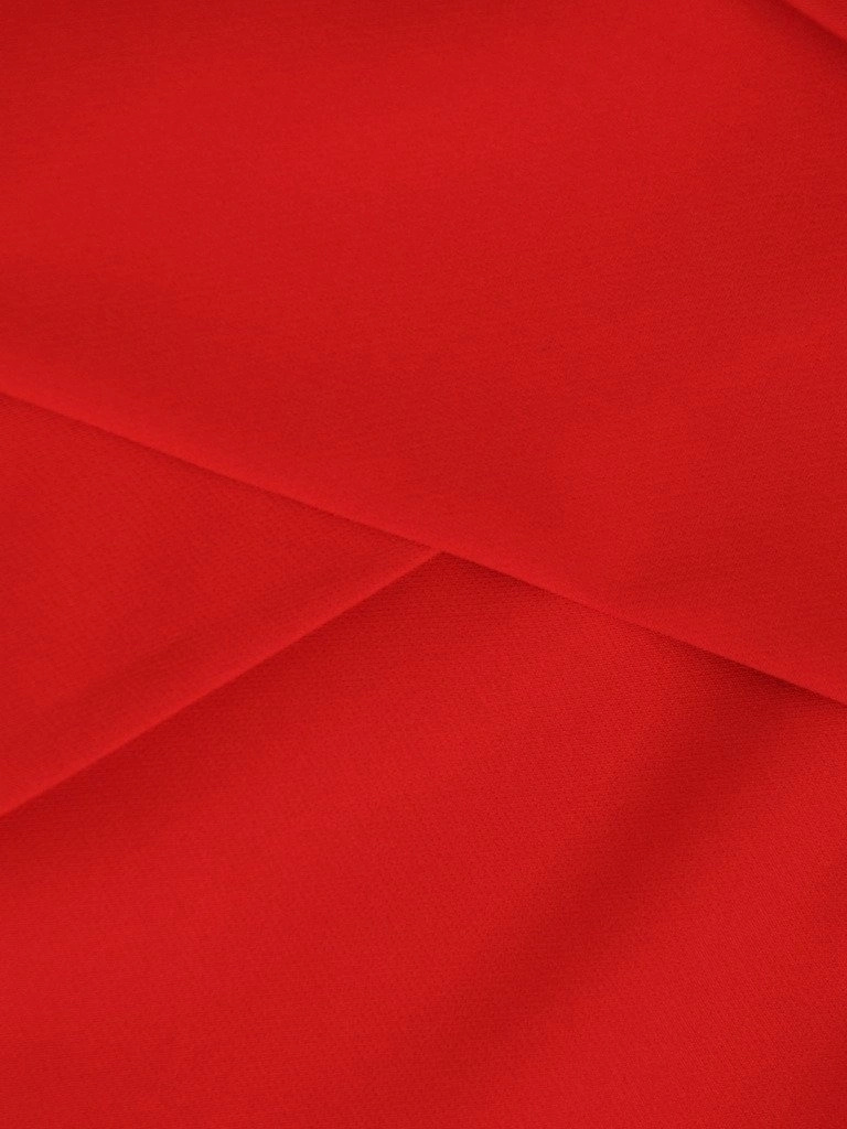 Wizytowa sukienka ołówkowa midi w kolorze czerwonym – maskujące marszczenia i kobiecy dekolt karo 18265