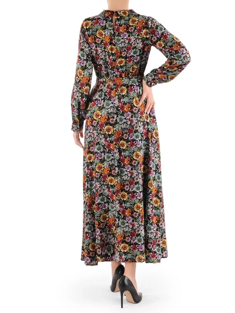 Jesienna sukienka rozkloszowana maxi w kwiaty – kobiecy krój ze stójką i elastyczną talią 38663