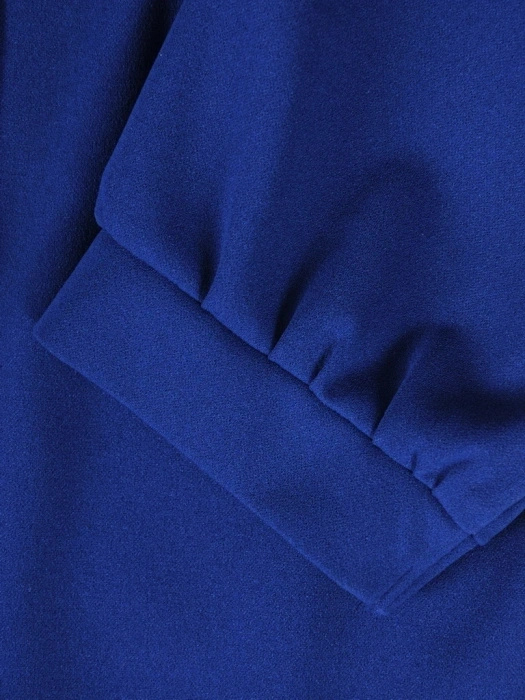 Elegancka sukienka dzianinowa midi chabrowa – prosty fason z dekoracyjnymi plisami 37416