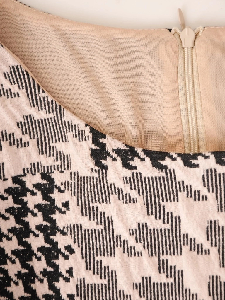 Elegancka sukienka midi w pepitkę o prostym kroju – odpinany komin i ponadczasowy styl do biura 36565