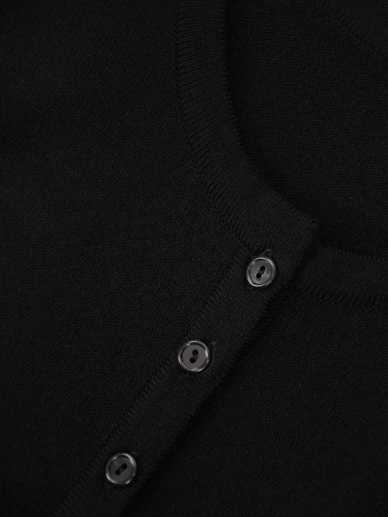 Elegancki sweter damski rozpinany o prostym kroju – ponadczasowy czarny model z subtelnym dekoltem w łódkę 38762