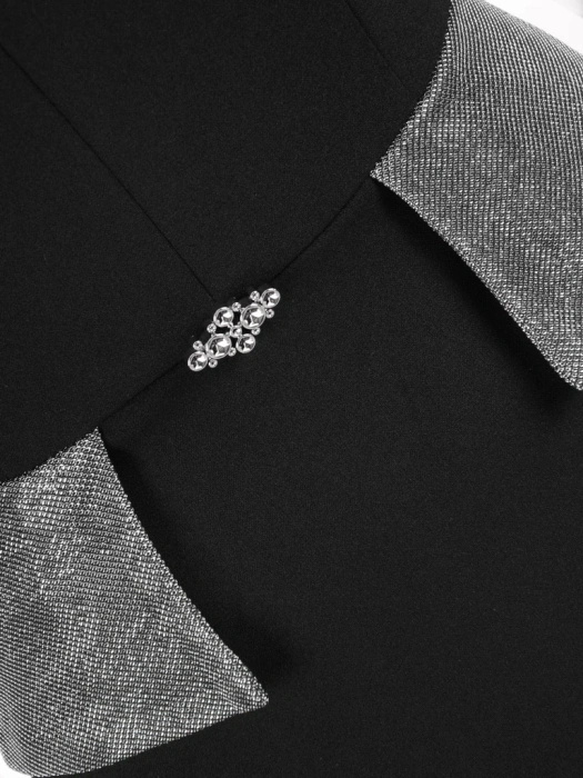 Elegancka czarna sukienka wieczorowa midi o prostym fasonie – wysmuklająca baskinka z broszką 37475