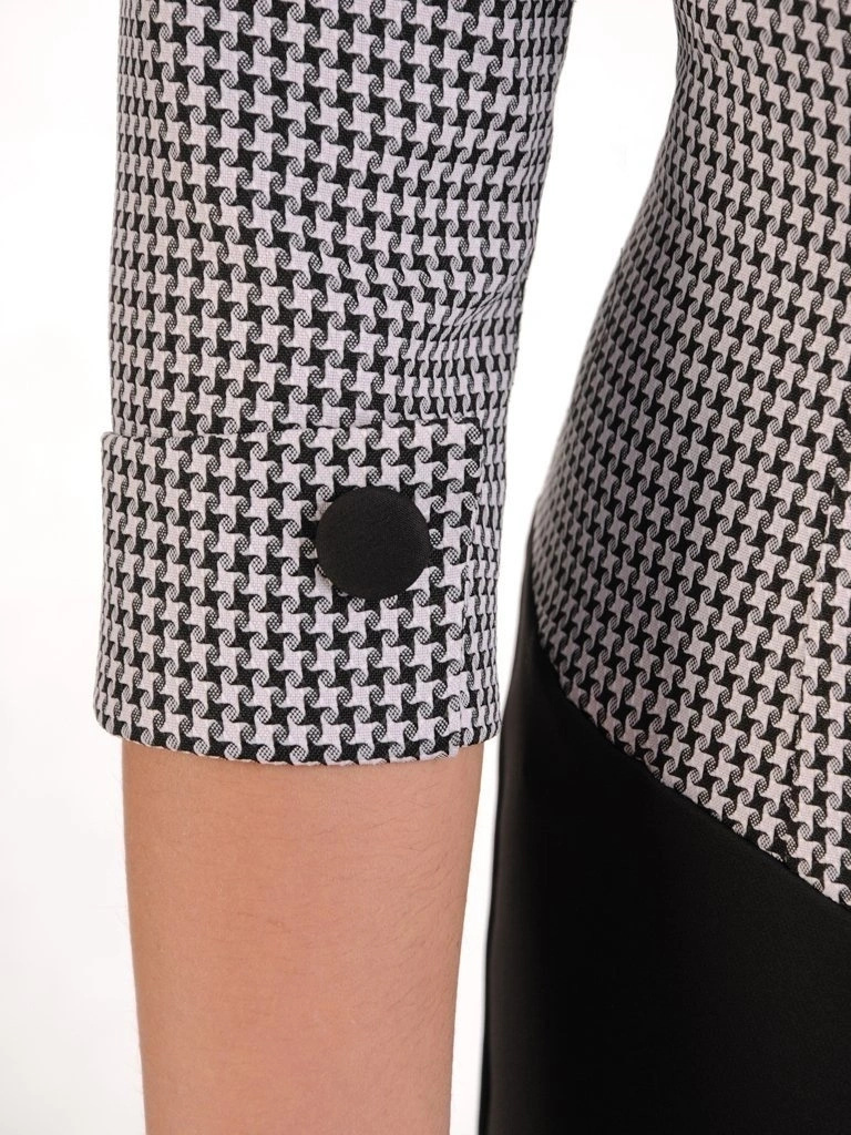 Elegancka sukienka w pepitkę midi z kołnierzykiem – prosty krój z wyszczuplającymi zaszewkami 25387