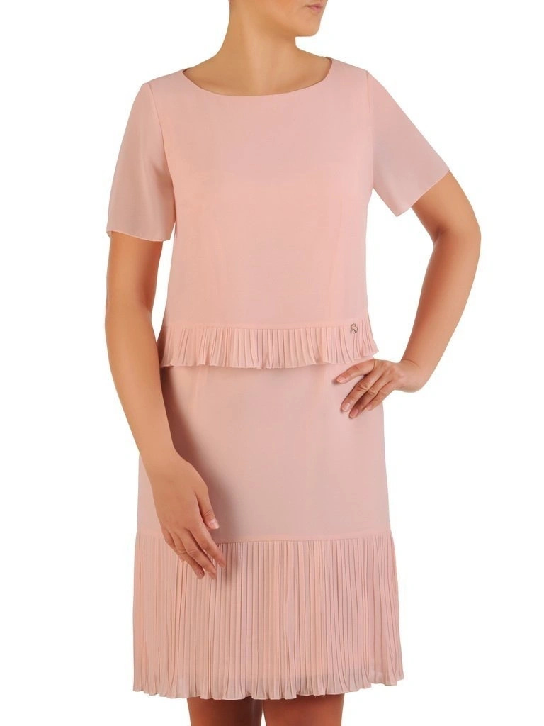 Elegancka brzoskwiniowa sukienka midi z narzutką – prosty fason z plisowanymi akcentami 26270
