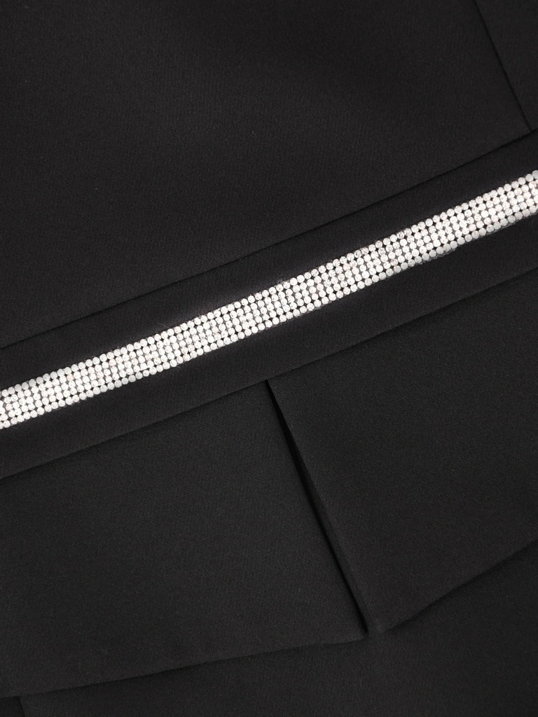 Czarna sukienka wieczorowa midi z dekoltem w serek – prosty krój z biżuteryjną baskinką modelującą talię 40658
