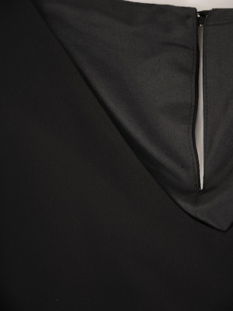 Elegancka sukienka wizytowa midi czarna o prostym kroju – szyfonowe plisowane rękawy 34696