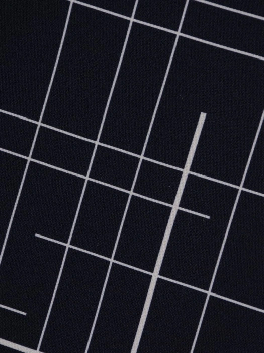 Biurowa sukienka midi w geometryczny deseń – prosty fason z kobiecym dekoltem łódka 20592
