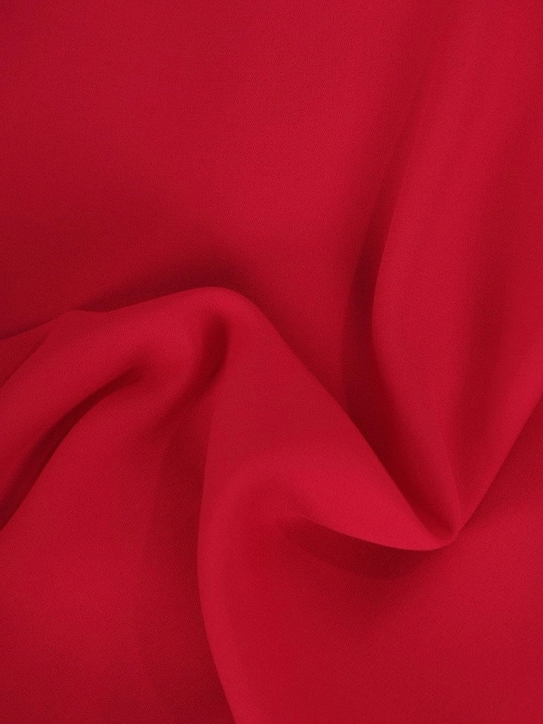 Elegancka amarantowa sukienka wizytowa o prostym kroju – szykowna narzutka z ozdobnymi mankietami 23268