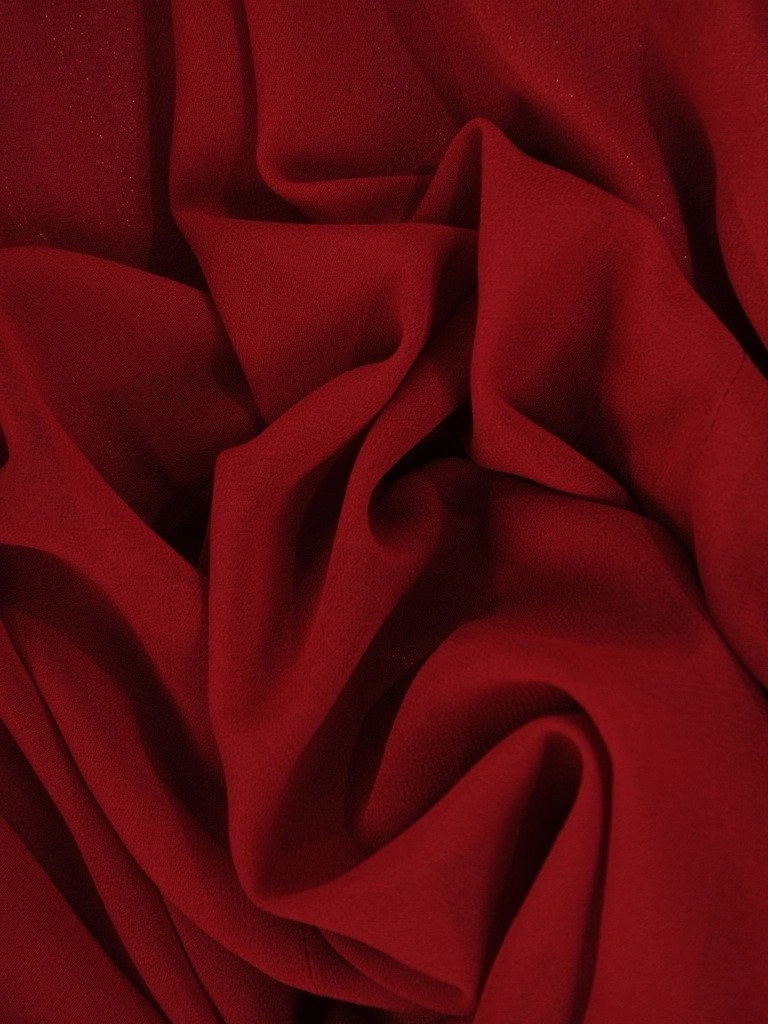 Bordowa sukienka rozkloszowana midi z dekoltem serek – pionowe zaszewki wysmuklające sylwetkę 21870