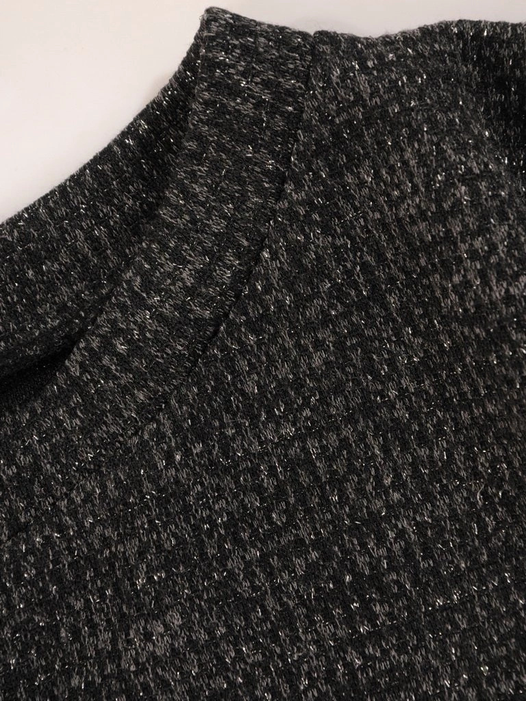 Elegancka sukienka trapezowa czarna – przedłużane boki optycznie modelują sylwetkę 27973