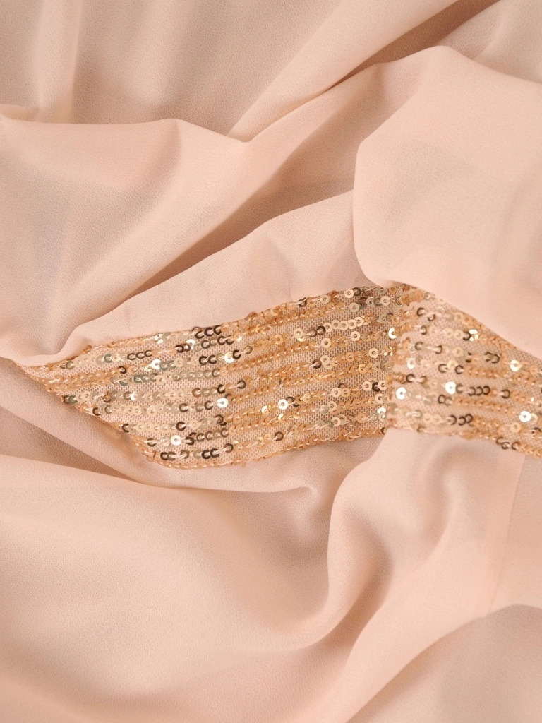 Beżowa sukienka wizytowa z rękawami kimono – prosty fason z błyszczącym akcentem 37784