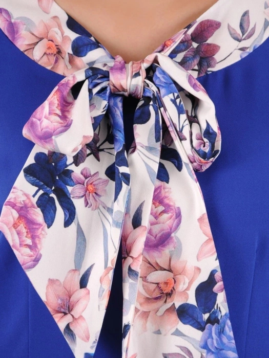 Elegancka sukienka rozkloszowana midi w kwiaty z rękawem 3/4 – kobiecy krój z baskinką modelujący sylwetkę 35905