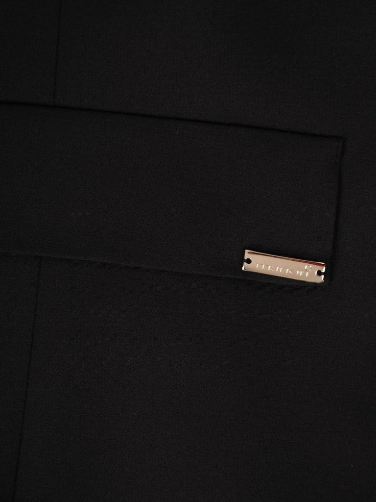 Elegancka czarna marynarka damska do sukienki – prosty fason ze stójką i wysmuklającymi przeszyciami 31591