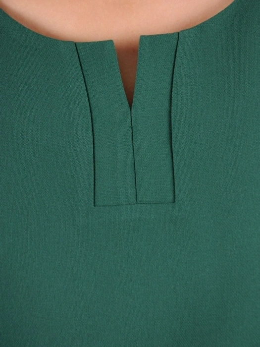 Elegancka zielona sukienka o prostym kroju – kobiecy dekolt i modelujące przeszycia 37328