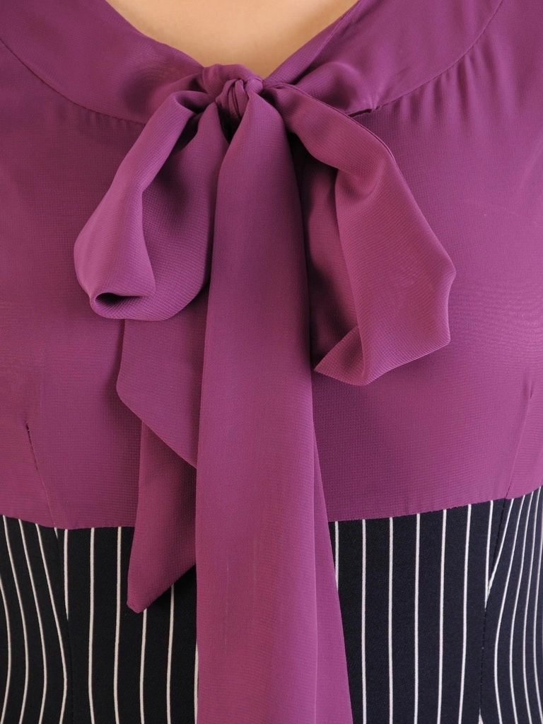 Granatowo-fioletowa sukienka w paski midi – prosty krój z elegancką kokardą przy dekolcie 34674