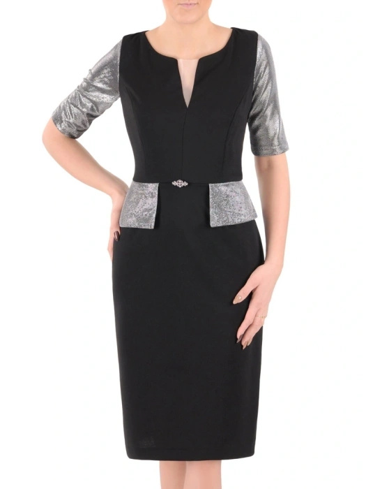 Elegancka czarna sukienka wieczorowa midi o prostym fasonie – wysmuklająca baskinka z broszką 37475