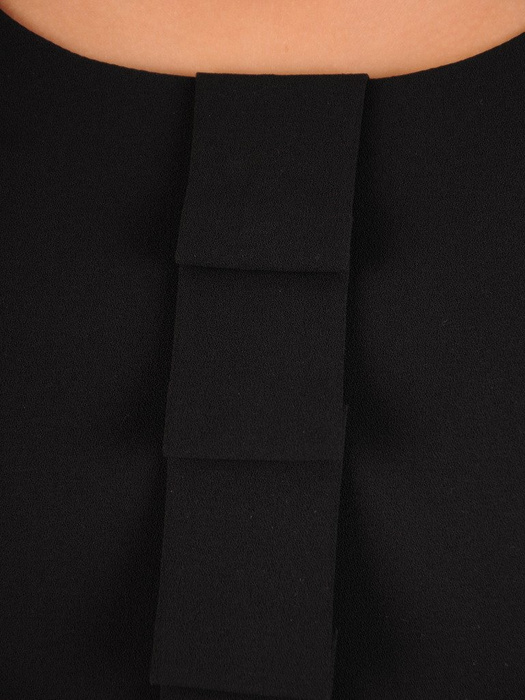 Wyszczuplająca sukienka z ozdobnym dekoltem, czarna kreacja w nowoczesnym fasonie 23130