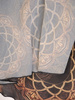 Elegancka sukienka maxi, kreacja z ozdobnymi rozcięciami na rękawach 34518
