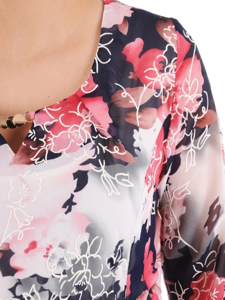 Elegancka sukienka rozkloszowana w kwiaty – kobiecy fason midi pięknie wysmuklający sylwetkę 39400