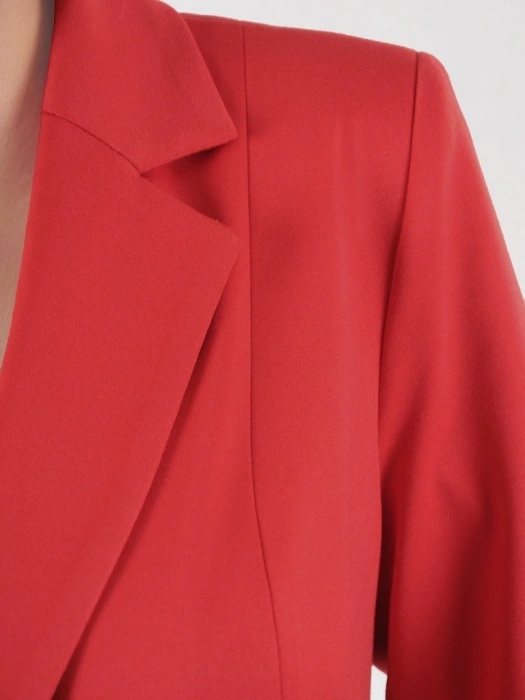 Czerwona marynarka damska do sukienki o prostym kroju – stylowe kieszenie na zamek i modny kołnierz 39404