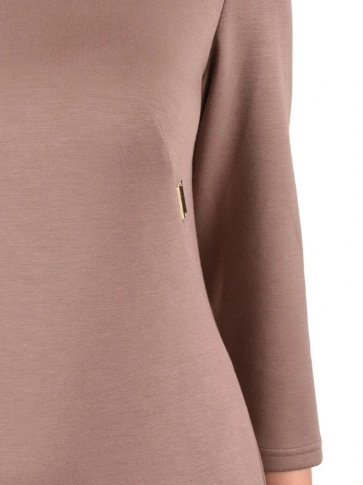 Prosta beżowa sukienka midi z rękawem 3/4 – modelujące zaszewki i elegancki dekolt łódka 40448