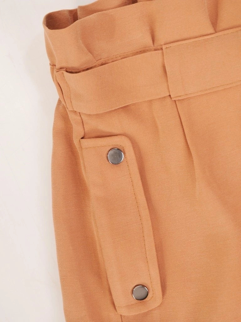 Wiskozowe szorty damskie w odcieniu piaskowym – stylowy krój z wiązaniem w talii 29284