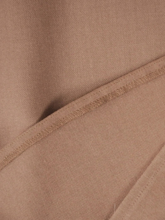Elegancka beżowa sukienka midi o prostym fasonie – modelujące sylwetkę cięcia z ozdobnym dekoltem 37322