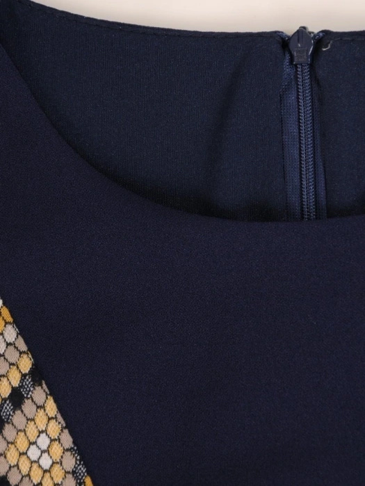 Granatowa sukienka midi we wzory z rękawem 3/4 – wysmuklający prosty krój z ozdobną klamrą 27508