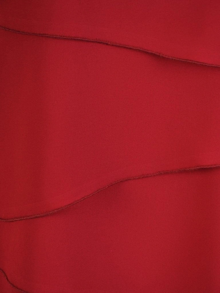 Bordowa sukienka trapezowa na wesele i andrzejki – tuszujący fason z koronkowym karczkiem 30471