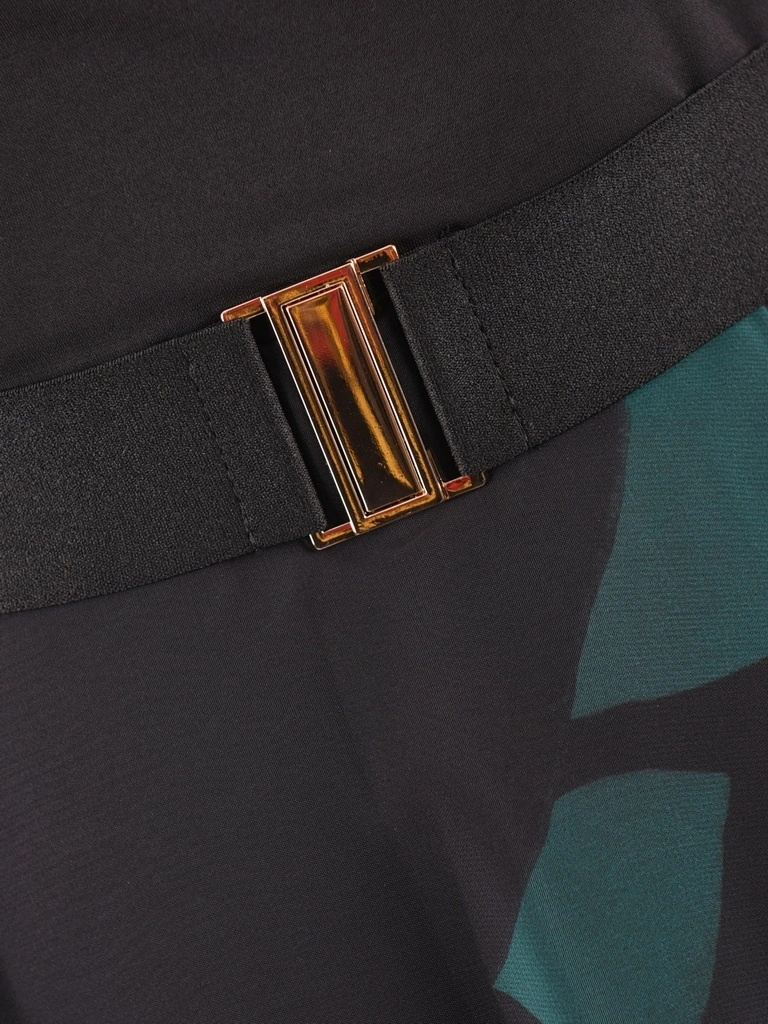 Elegancka czarno-zielona sukienka rozkloszowana midi – wysmuklający dekolt V i odpinany kwiat 40368