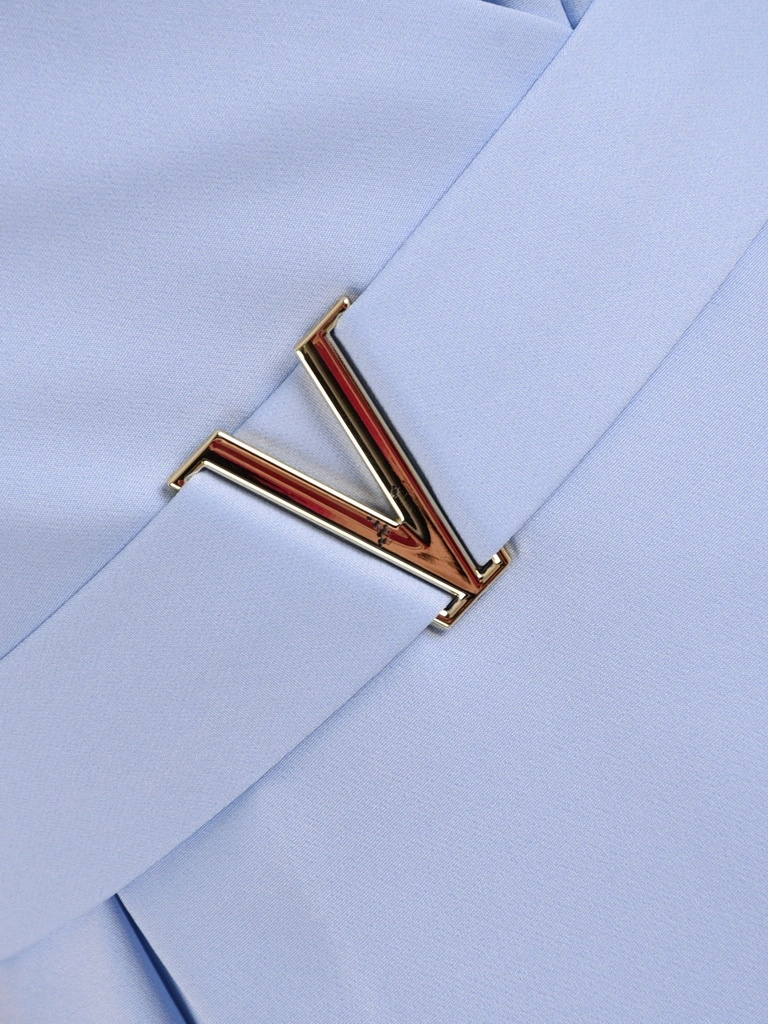 Elegancki kostium damski na wesele błękitny – proste spodnie i kopertowy krój z paskiem 41886