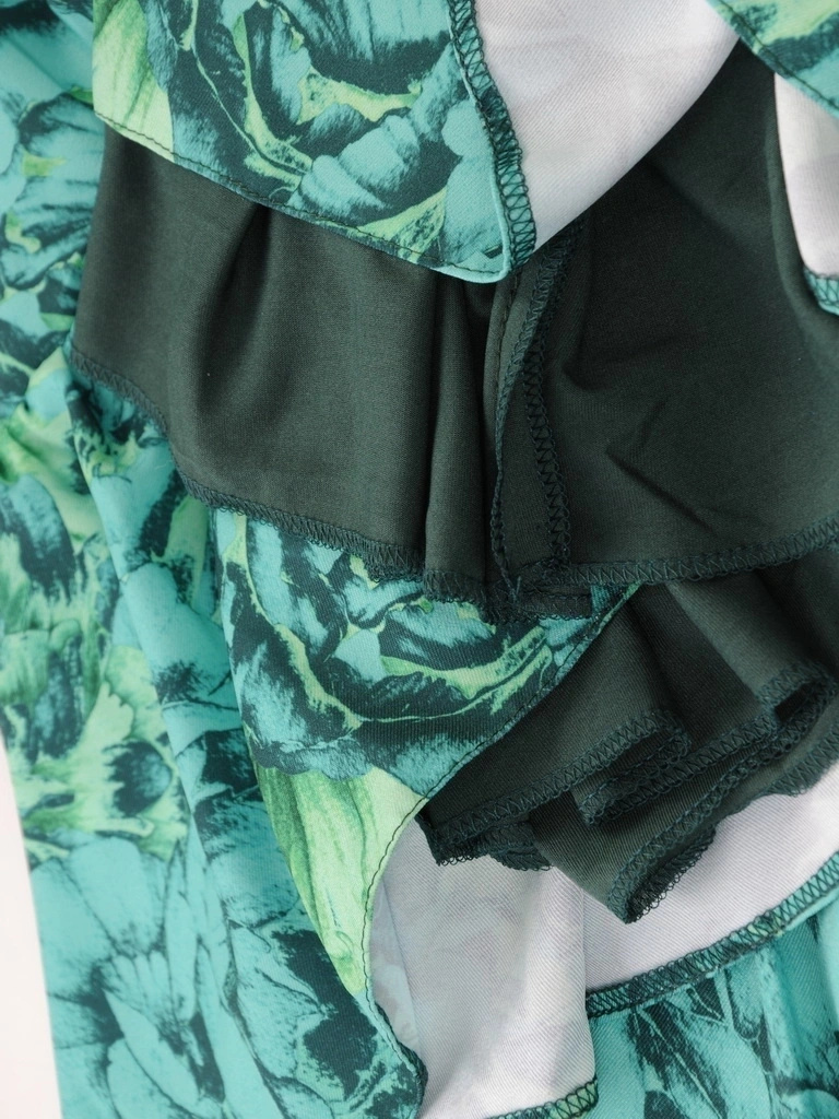 Elegancka zielona sukienka rozkloszowana w kwiaty – kobiecy fason midi na jesień 35490