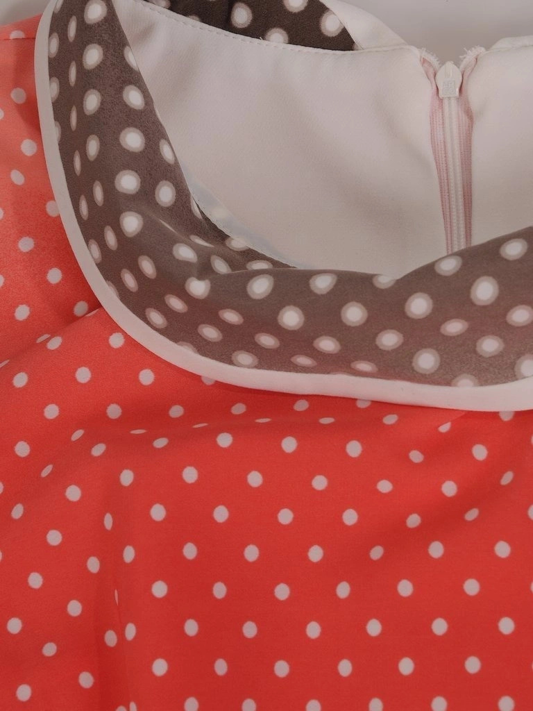 Wizytowa sukienka midi w grochy o prostym kroju – kobiecy fason z ozdobnym kołnierzem 3942