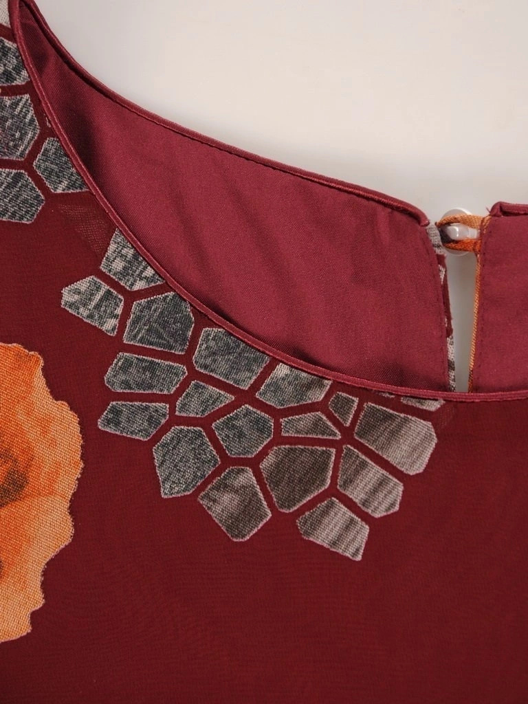 Elegancka sukienka trapezowa w bordowe kwiaty – tuszujący sylwetkę fason z rozcięciem na rękawie 23614