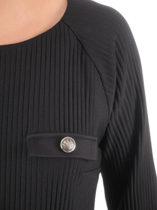 Elegancka czarna sukienka dzianinowa – prosty, wysmuklający fason z rękawem 3/4 39047