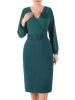 Wizytowa sukienka damska z długim rękawem butelkowa zieleń – prosty fason z eleganckim paskiem 39905