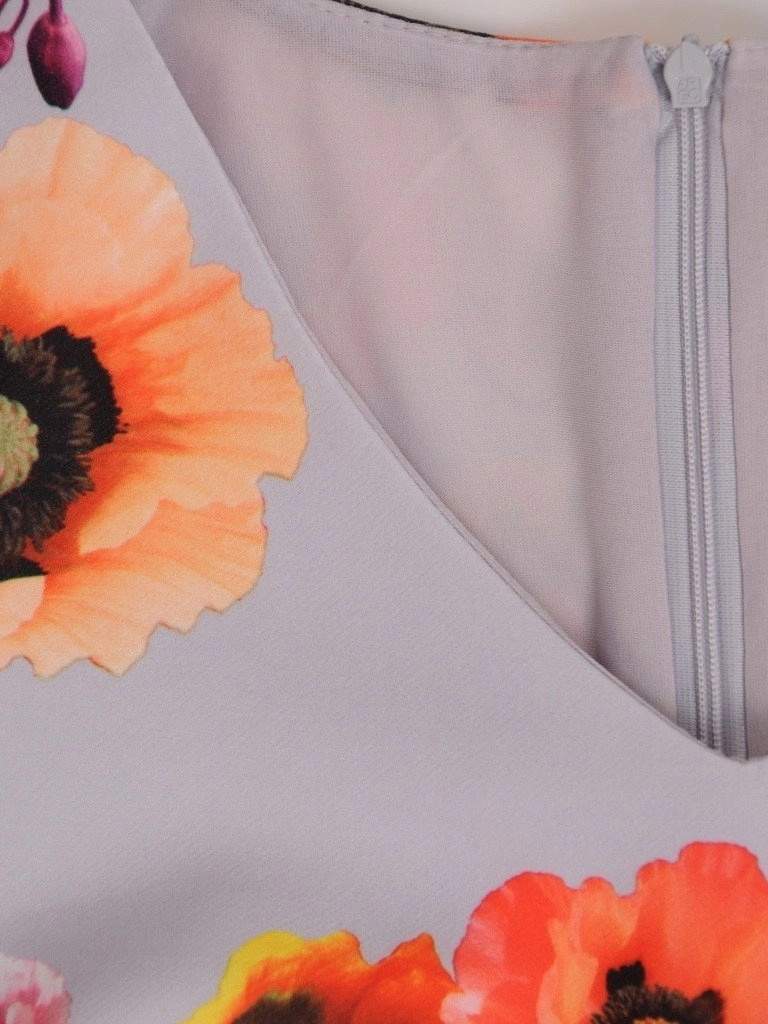 Popielata sukienka trapezowa midi w kwiaty – kobiece falbany na rękawach i tuszujący krój 20919