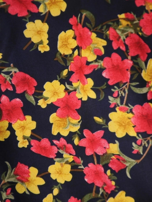 Jesienna sukienka trapezowa midi w kwiaty – swobodny krój z elegancką falbaną 31659