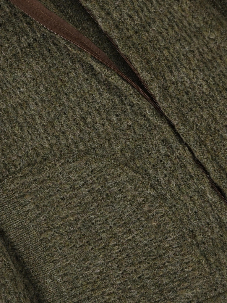 Elegancki sweter damski na suwak w butelkowej zieleni – prosty krój z kapturem i bufiastym rękawem 42175