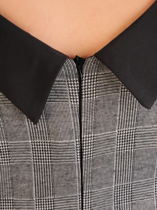 Prosta sukienka biurowa w szarą kratkę z kołnierzykiem – szykowny model z ozdobnymi guzikami 33903