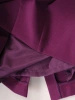 Elegancka fioletowa sukienka koktajlowa midi – prosty fason z ozdobną broszką i rękawem 3/4 35514